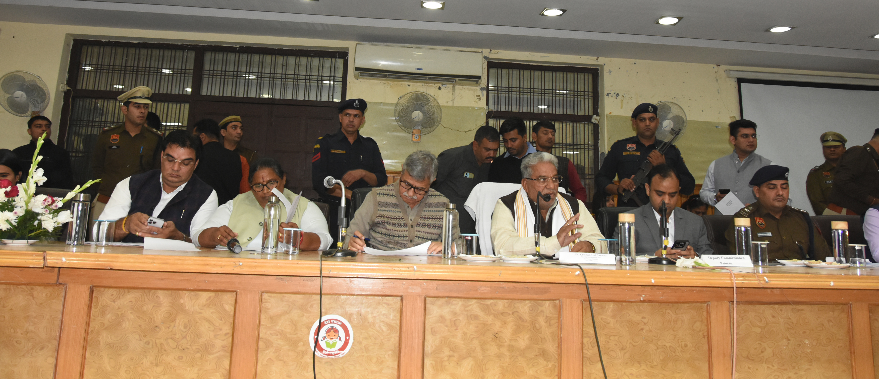 फोटो कैप्शनः 21 आरटीकेः 1 परिवेदना समिति की बैठक के दौरान समस्या सुनते मंत्री कृष्ण लाल पंवार। ------------ फोटो कैप्शनः 21 आरटीकेः 1 परिवेदना समिति की बैठक के दौरान समस्या सुनते मंत्री कृष्ण लाल पंवार। ------------