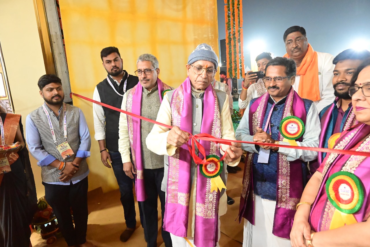 प्रदर्शनी का उद्घाटन करते हुए चंपत राय प्रदर्शनी का उद्घाटन करते हुए चंपत राय