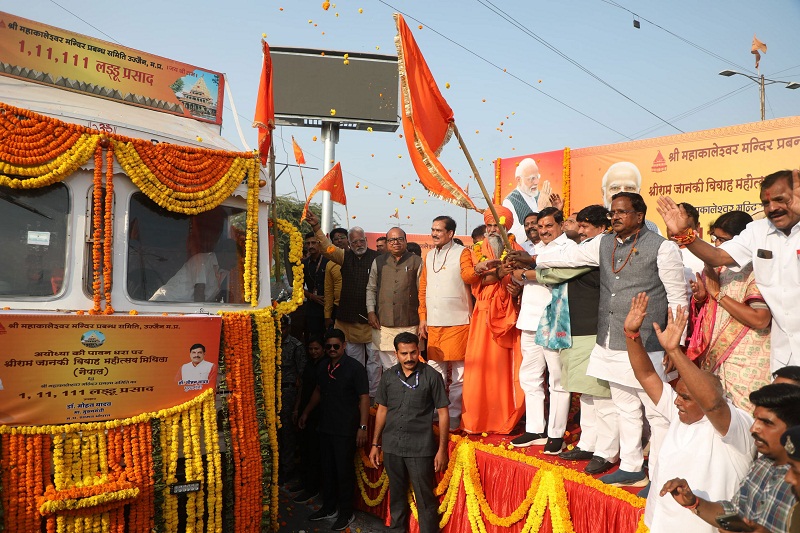 अयोध्या के लिए लड्डू प्रसाद वाहन को ध्वज दिखाकर किया गया रवाना अयोध्या के लिए लड्डू प्रसाद वाहन को ध्वज दिखाकर किया गया रवाना