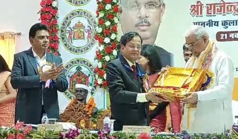 कुलाधिपति का स्वागत करते कुलपति कुलाधिपति का स्वागत करते कुलपति