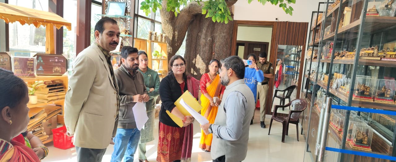 उत्तरा एम्पोरियम रानीपोखरी और आईटीडीए ग्रोथ सेंटर का निरीक्षण करते मुख्य विकास अधिकारी अभिनव शाह।