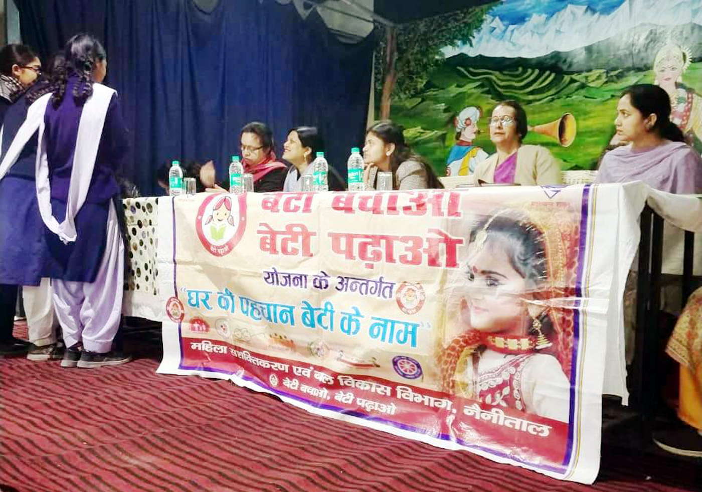राबाइंका में आयोजित कार्यक्रम में असुरक्षित स्थलों की जानकारियां देती छात्राएं। राबाइंका में आयोजित कार्यक्रम में असुरक्षित स्थलों की जानकारियां देती छात्राएं।