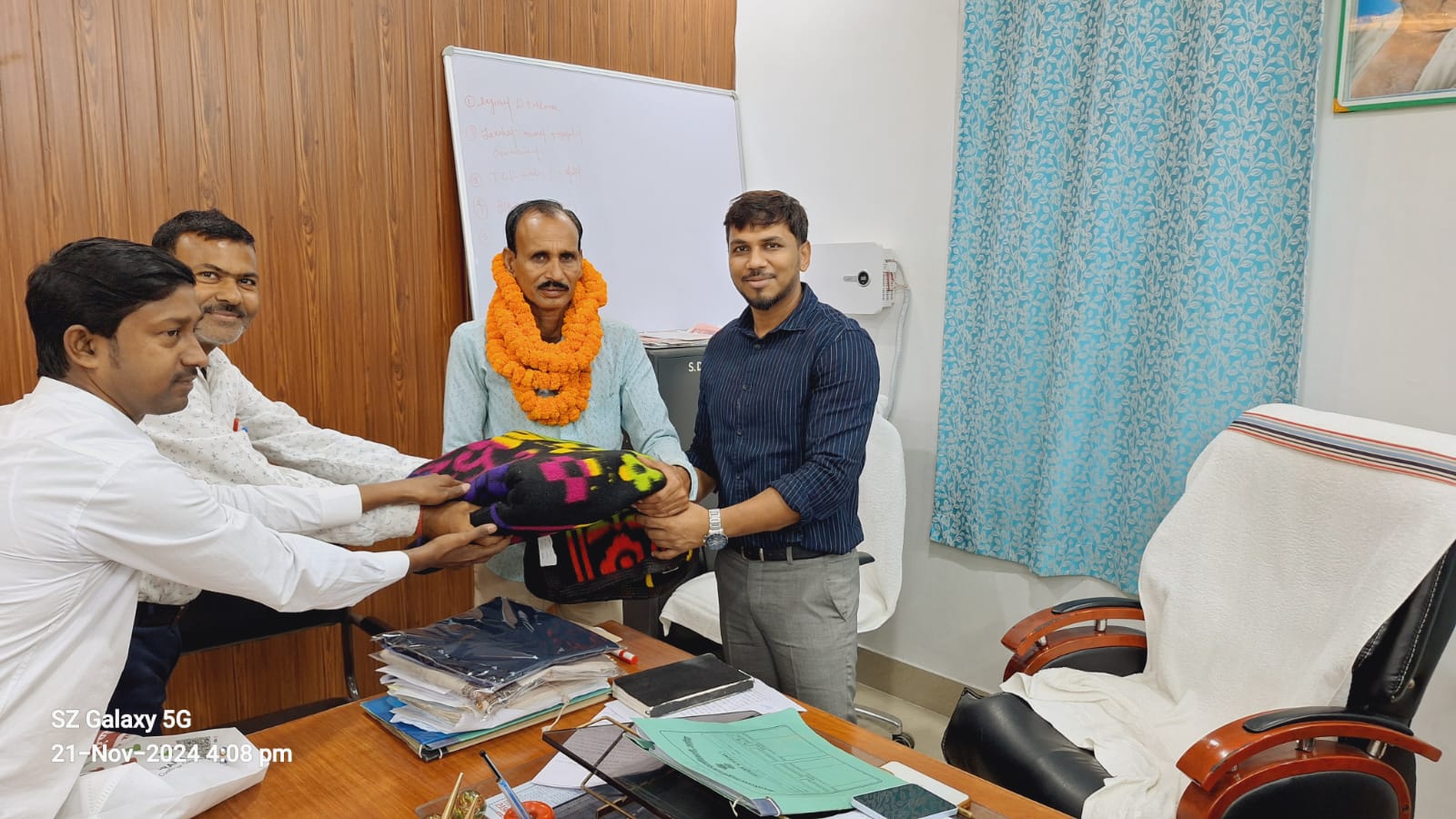 अररिया फोटो:होमगार्ड जवान को एसडीएम विदाई पर सामान देकर सम्मानित करते हुए अररिया फोटो:होमगार्ड जवान को एसडीएम विदाई पर सामान देकर सम्मानित करते हुए