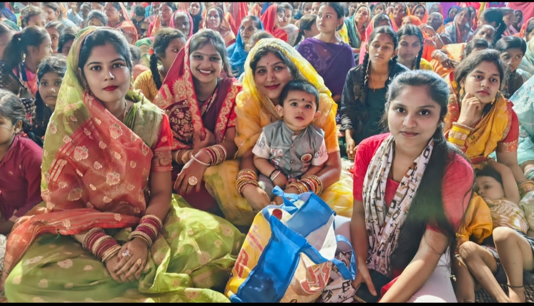 ग्राम गाड़ाडीह आर में आयोजित श्रीमद भागवत ज्ञान यज्ञ कथा में प्रवचन सुनती हुई महिलाएं। ग्राम गाड़ाडीह आर में आयोजित श्रीमद भागवत ज्ञान यज्ञ कथा में प्रवचन सुनती हुई महिलाएं।