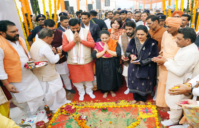 हरियाणा के मुख्यमंत्री नायब सैनी सिरसा में अस्पताल की आधारशिला कार्यक्रम के दाैरान भूमि पूजन करते हुए हरियाणा के मुख्यमंत्री नायब सैनी सिरसा में अस्पताल की आधारशिला कार्यक्रम के दाैरान भूमि पूजन करते हुए