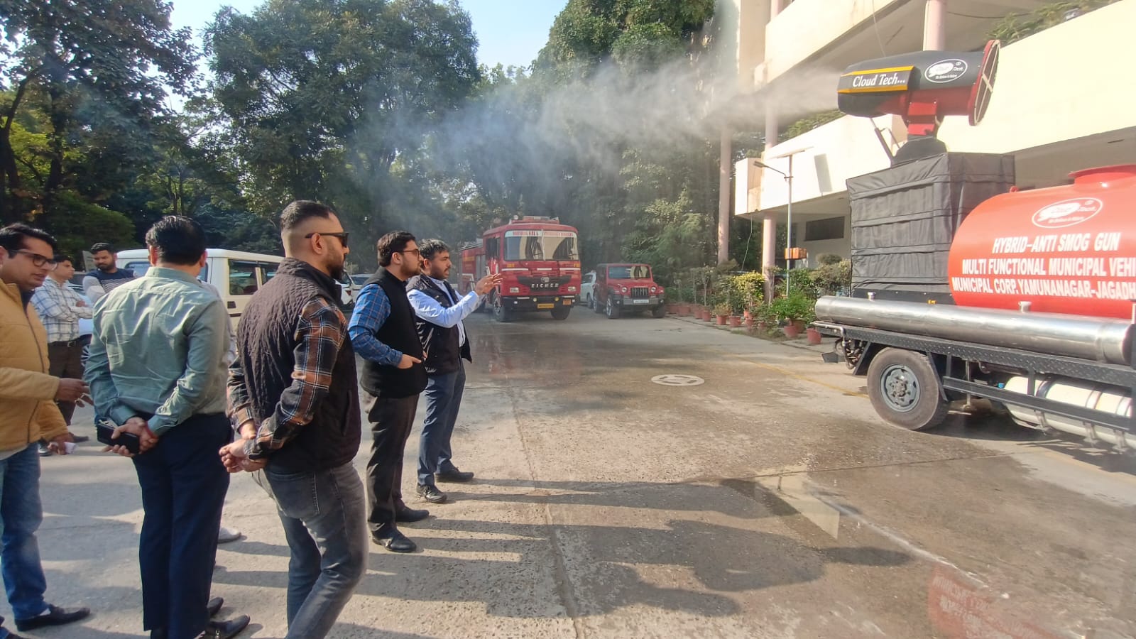 एंटी स्मॉग गन को रवाना करते आयुष सिन्हा एंटी स्मॉग गन को रवाना करते आयुष सिन्हा