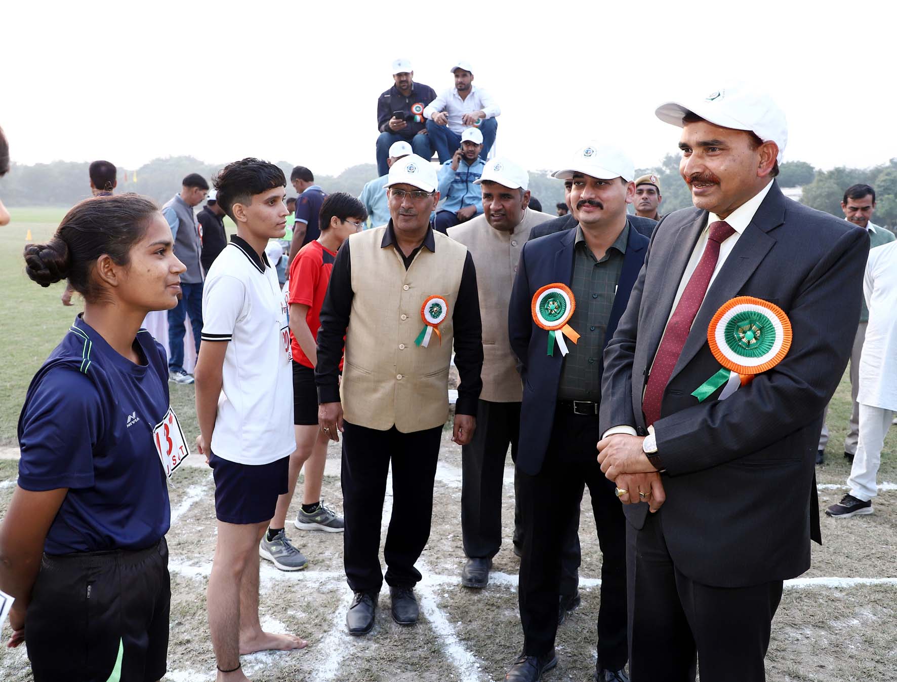 एथलीट मीट के शुभारंभ के अवसर पर खिलाड़ियों से परिचय प्राप्त करते मुख्यातिथि प्रो. नरसीराम बिश्नोई, विशिष्ट अतिथी आईपीएस डॉ. राजेश मोहन व कुलसचिव प्रो. विनोद छोकर एथलीट मीट के शुभारंभ के अवसर पर खिलाड़ियों से परिचय प्राप्त करते मुख्यातिथि प्रो. नरसीराम बिश्नोई, विशिष्ट अतिथी आईपीएस डॉ. राजेश मोहन व कुलसचिव प्रो. विनोद छोकर