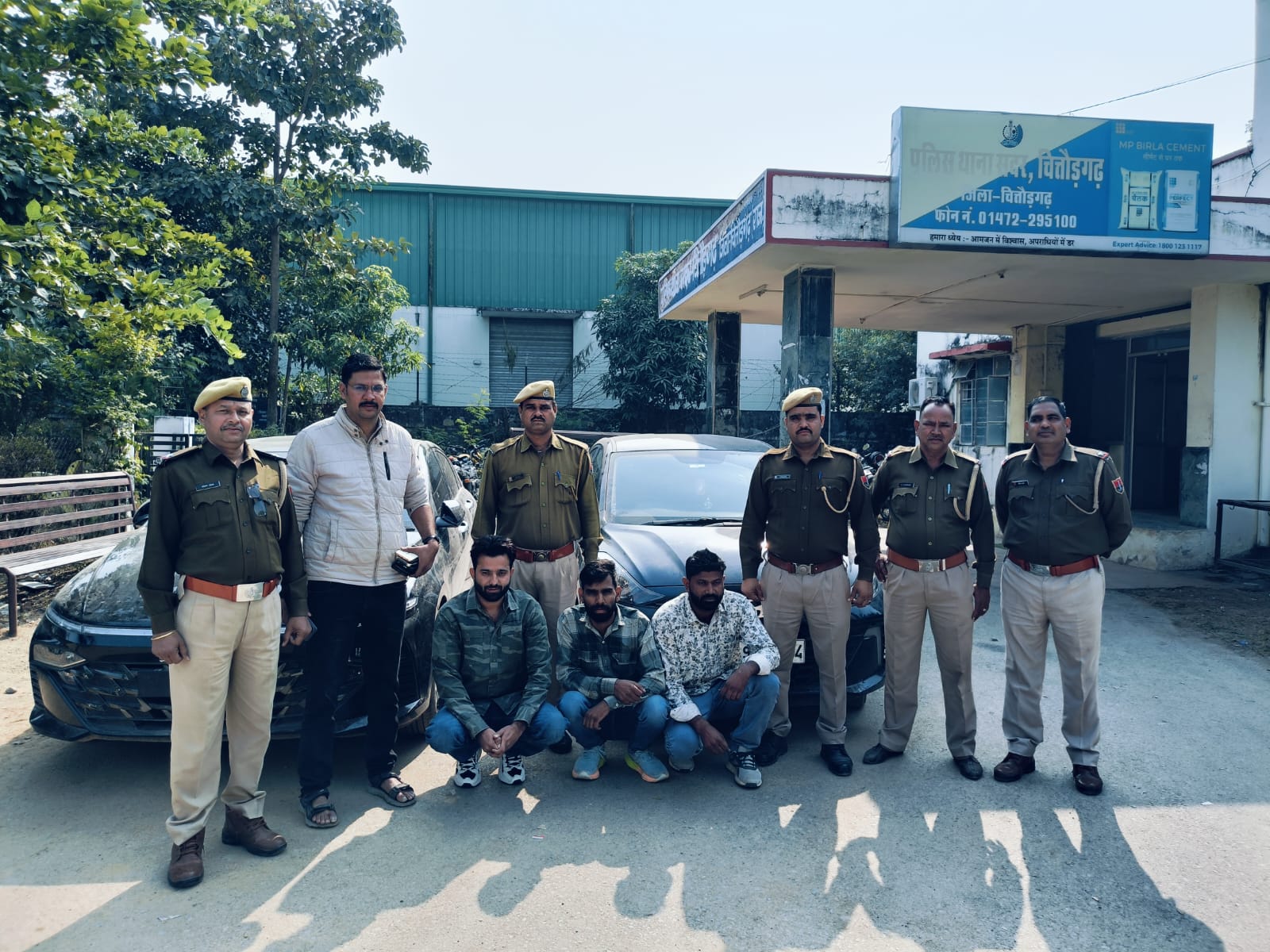 चित्तौड़गढ़ शहर की सदर थाना पुलिस ने अवैध हथियार के मामले में गिरफ्तार किए आरोपित। चित्तौड़गढ़ शहर की सदर थाना पुलिस ने अवैध हथियार के मामले में गिरफ्तार किए आरोपित।