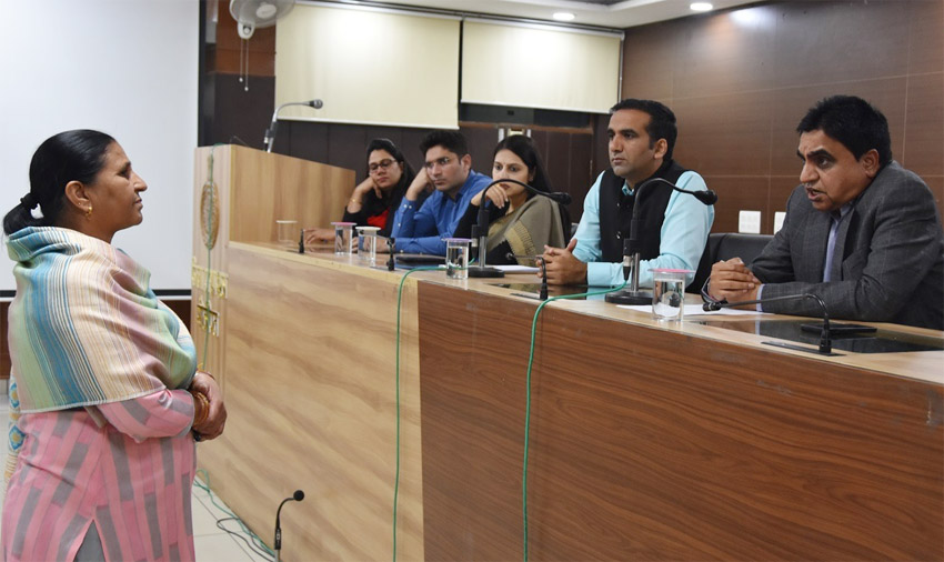 21 Snp-3 सोनीपत: मंडल आयुक्त संजीव वर्मा पहुंचे समाधान शिविर में समस्याओं को सुनते हुए। 21 Snp-3 सोनीपत: मंडल आयुक्त संजीव वर्मा पहुंचे समाधान शिविर में समस्याओं को सुनते हुए।