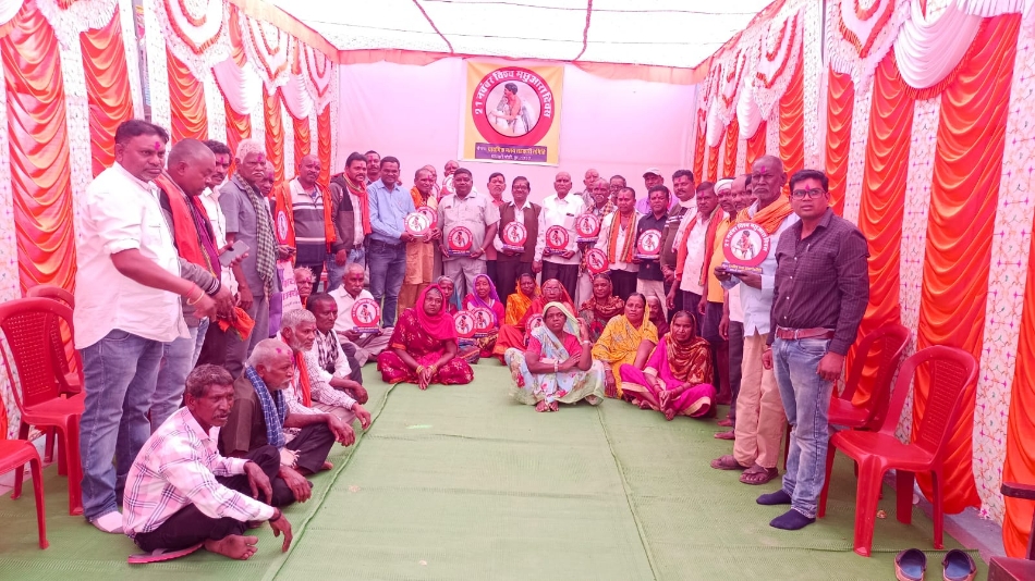 समाज में उत्कृष्ट कार्य करने वालों को सम्मानित करते हुए। समाज में उत्कृष्ट कार्य करने वालों को सम्मानित करते हुए।
