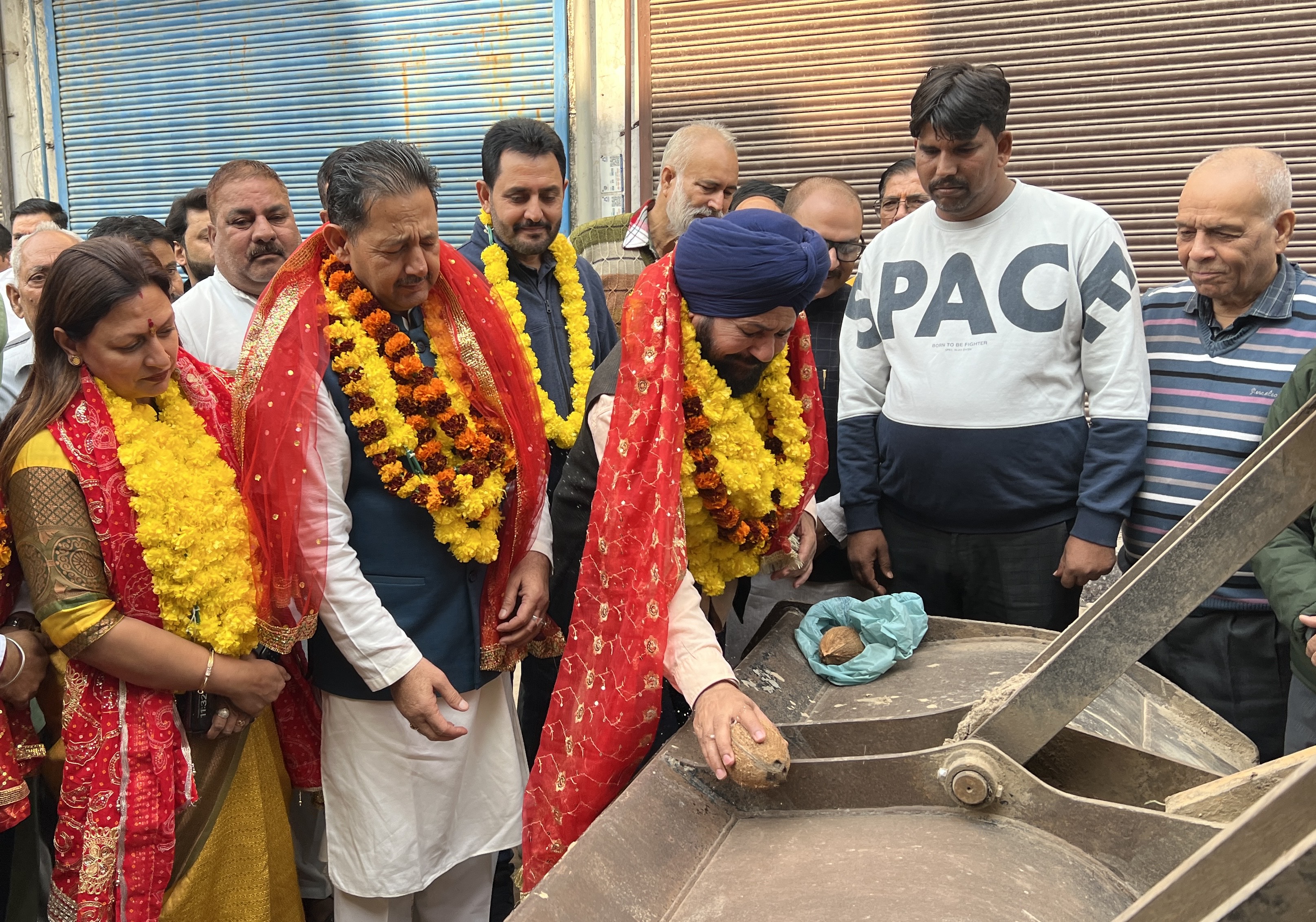 गंग्याल में 24 लाख रुपये की लागत के विकास कार्यों की शुरुआत की। गंग्याल में 24 लाख रुपये की लागत के विकास कार्यों की शुरुआत की।