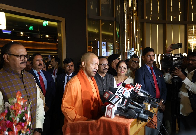 द साबरमती फिलम देखने के बाद पत्रकारों से बात करते सीएम योगी द साबरमती फिलम देखने के बाद पत्रकारों से बात करते सीएम योगी