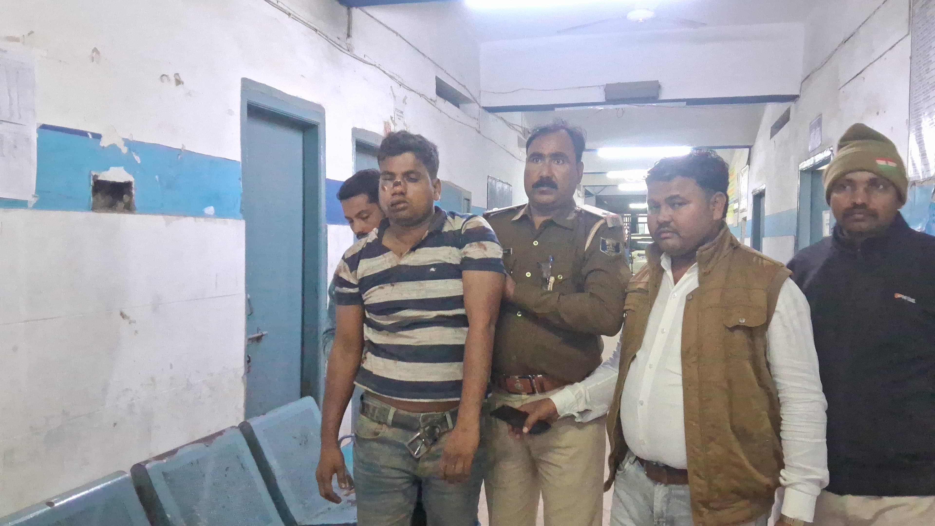 अररिया फोटो:अनुमंडलीय अस्पताल में घायल अपर थानाध्यक्ष अररिया फोटो:अनुमंडलीय अस्पताल में घायल अपर थानाध्यक्ष