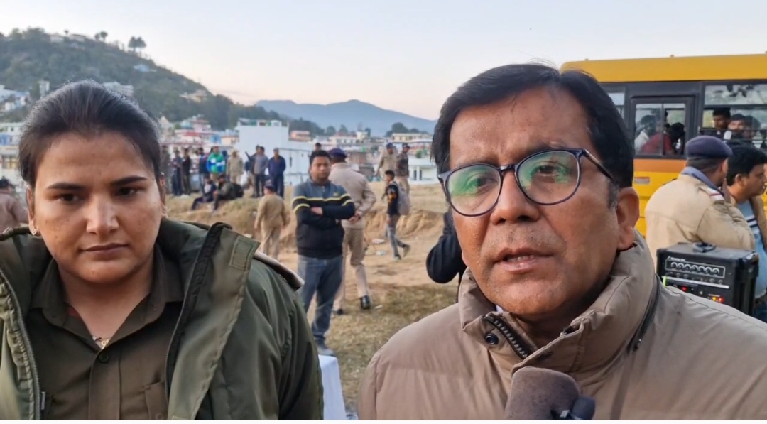मीडिया से बात करते पिथौरागढ़ जिले के जिलाधिकारी विनोद गोस्वामी। मीडिया से बात करते पिथौरागढ़ जिले के जिलाधिकारी विनोद गोस्वामी।