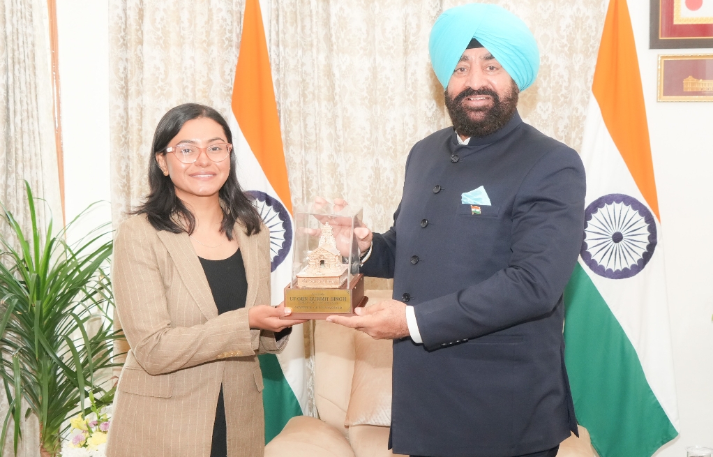 युवा पर्वतारोही शीतल गुरुवार को राजभवन में राज्यपाल से भेंट करते। युवा पर्वतारोही शीतल गुरुवार को राजभवन में राज्यपाल से भेंट करते।
