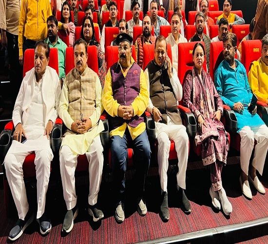 साबरमती फिल्म देखते हुए भाजपा नेताओं का छाया चित्र