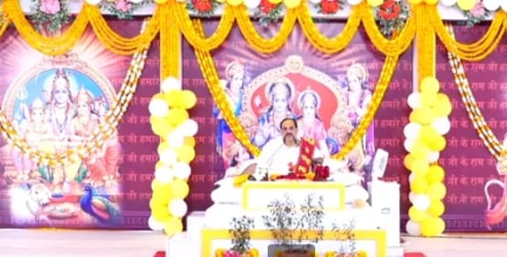 व्यासपीठ से प्रेमभूषण जी महाराज ने कथा वाचन करते व्यासपीठ से प्रेमभूषण जी महाराज ने कथा वाचन करते