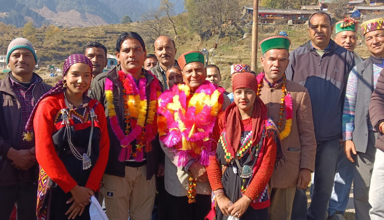 लोगों के साथ विधायक किशोरी लाल। लोगों के साथ विधायक किशोरी लाल।