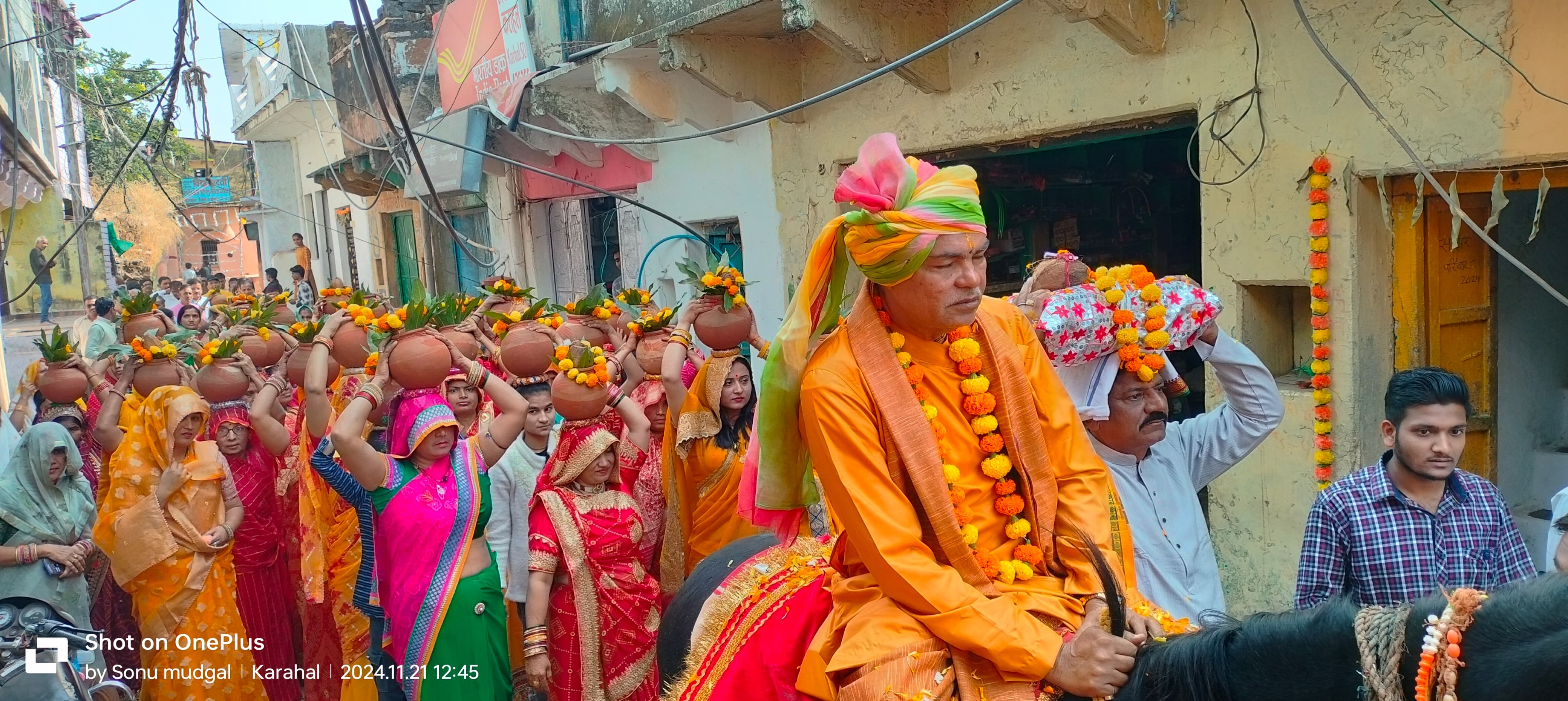 कथा से पहले नगर में निकली कलश यात्रा। कथा से पहले नगर में निकली कलश यात्रा।