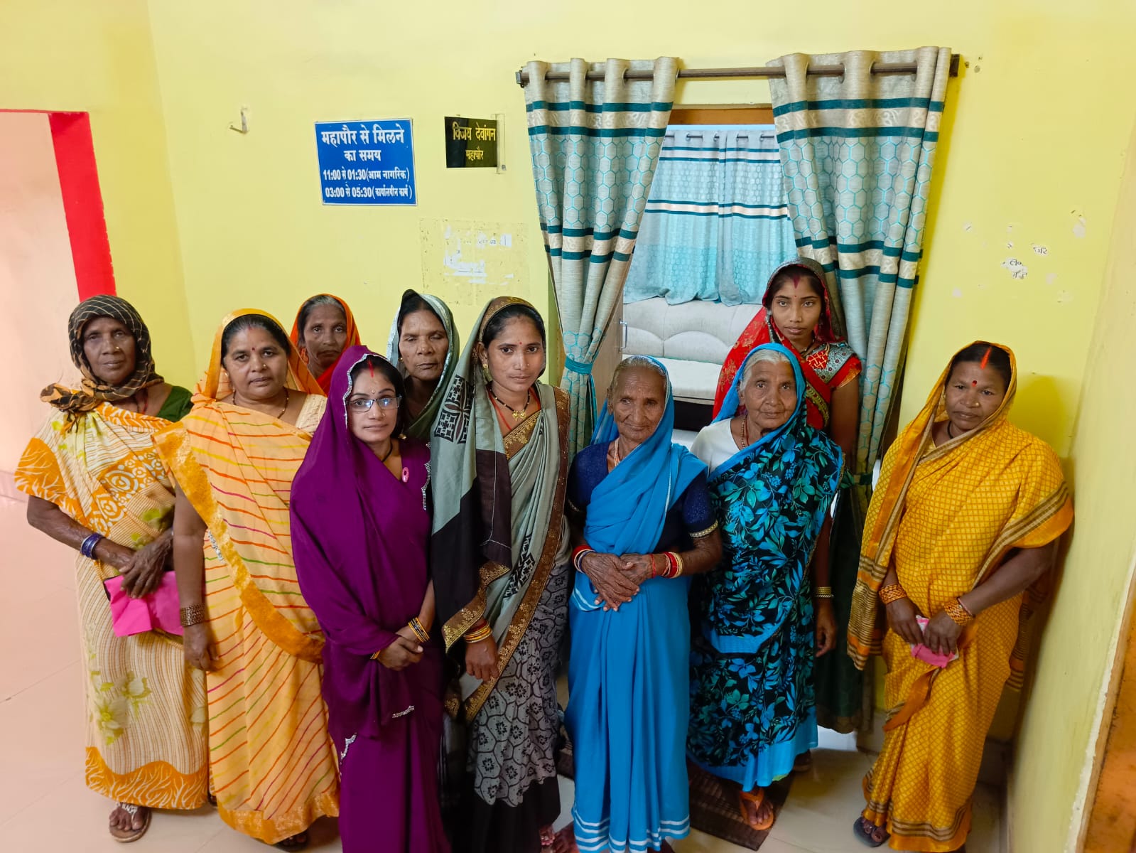 पानी की समस्या लेकर नगर निगम कार्यालय पहुंची मकेश्वर वार्ड की महिलाएं। पानी की समस्या लेकर नगर निगम कार्यालय पहुंची मकेश्वर वार्ड की महिलाएं।