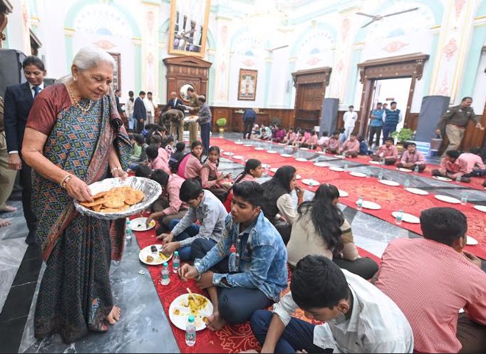बच्चों को भोजन परोसती राज्यपाल आनंदीबेन पटेल बच्चों को भोजन परोसती राज्यपाल आनंदीबेन पटेल