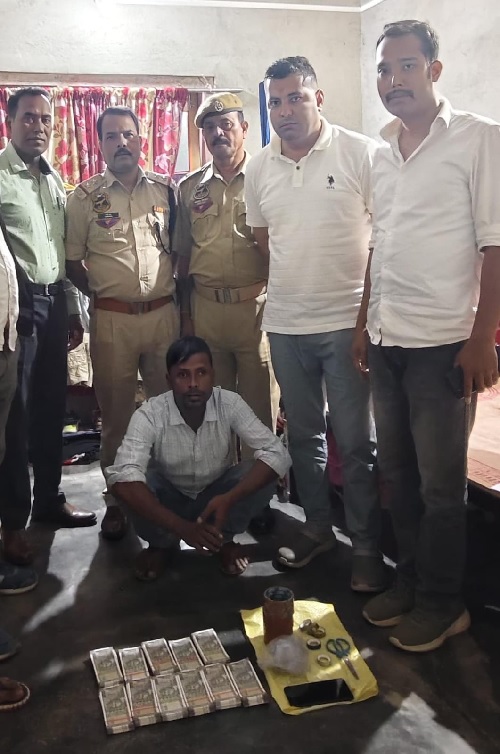 भारी मात्रा में नकली नोट समेत एक गिरफ्तार भारी मात्रा में नकली नोट समेत एक गिरफ्तार