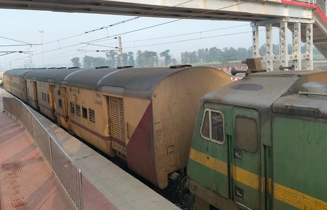 स्पेशल ट्रेन दरभंगा- दिल्ली हरिनगर में बेपटरी होकर ख़ड़ी स्पेशल ट्रेन दरभंगा- दिल्ली हरिनगर में बेपटरी होकर ख़ड़ी