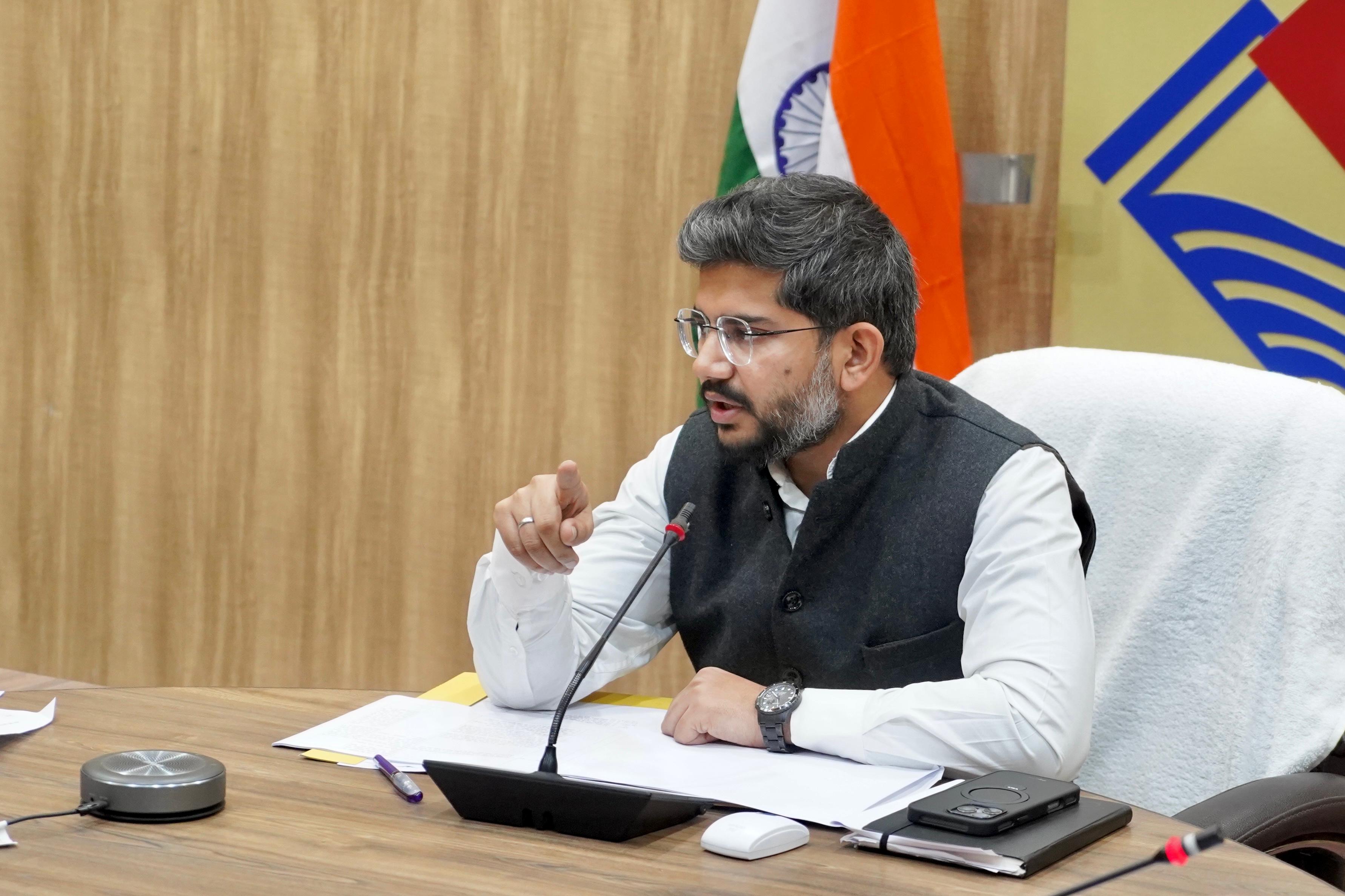 कलेक्ट्रेट में बैठक करते मुख्य विकास अधिकारी अभिनव शाह। कलेक्ट्रेट में बैठक करते मुख्य विकास अधिकारी अभिनव शाह।