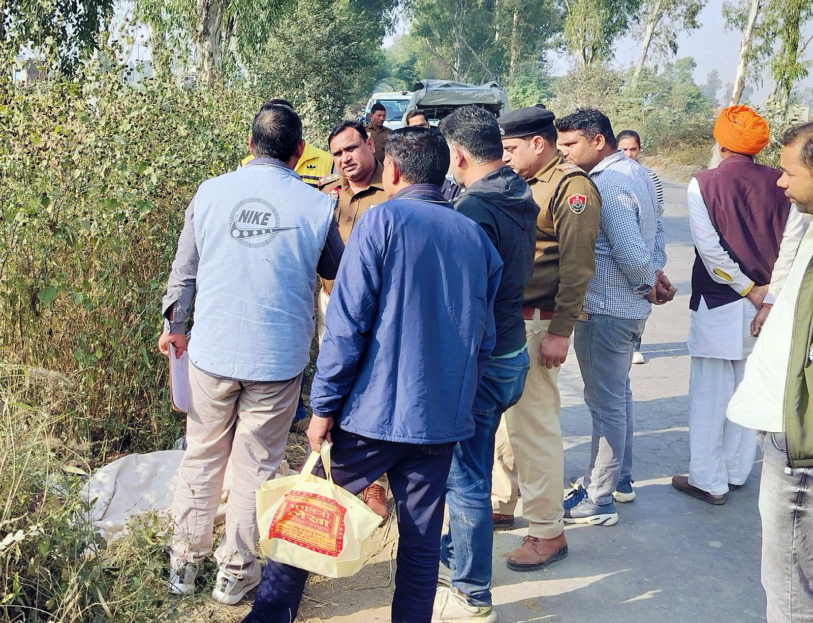 घटनास्थल का निरीक्षण करती हुई पुलिस व एफएसएल टीम। घटनास्थल का निरीक्षण करती हुई पुलिस व एफएसएल टीम।