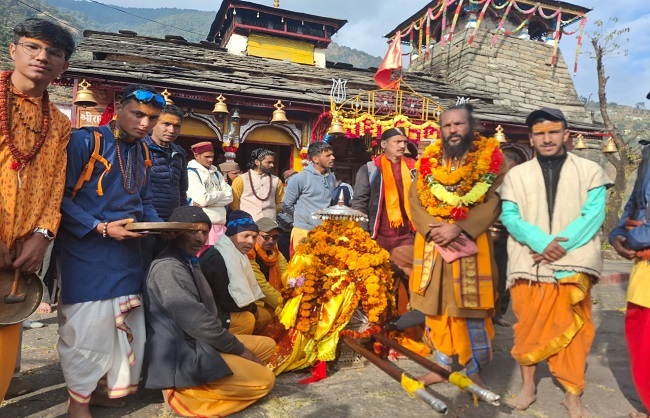 राकेश्वरी मंदिर पहुंचने पर बाबा मदमहेश्वर डोली का स्वागत करते भक्त राकेश्वरी मंदिर पहुंचने पर बाबा मदमहेश्वर डोली का स्वागत करते भक्त
