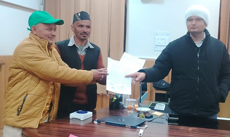 गोपेश्वर में समस्याओं के समाधान की मांग को लेकर ज्ञापन सौंपते हुए। गोपेश्वर में समस्याओं के समाधान की मांग को लेकर ज्ञापन सौंपते हुए।
