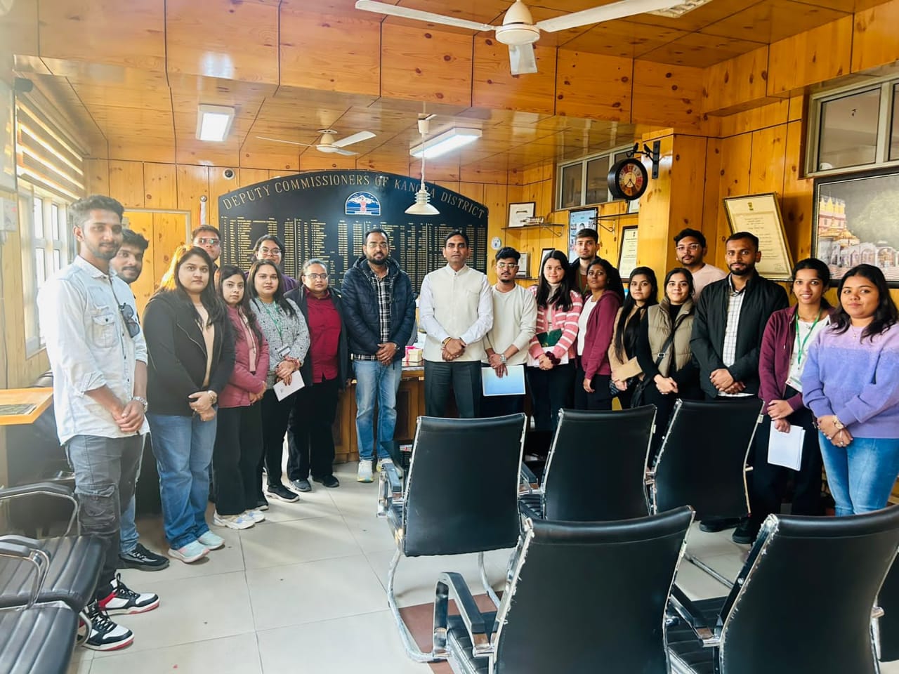 धर्मशाला में उपायुक्त से मिलते हुए निफ्टेम के छात्र। धर्मशाला में उपायुक्त से मिलते हुए निफ्टेम के छात्र।