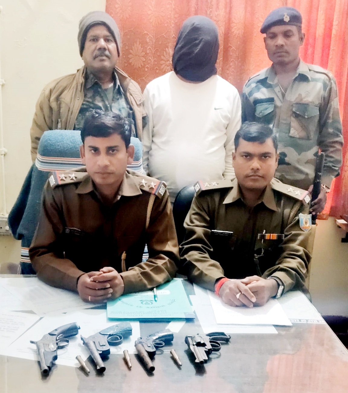 गिरफ्तार आरोपी एवं जानकारी देते सदर थाना प्रभारी उत्तम कुमार राय गिरफ्तार आरोपी एवं जानकारी देते सदर थाना प्रभारी उत्तम कुमार राय