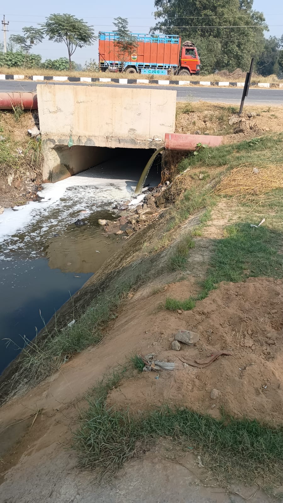 करसोला माइनर में डाला जा रहा गंदा पानी। करसोला माइनर में डाला जा रहा गंदा पानी।