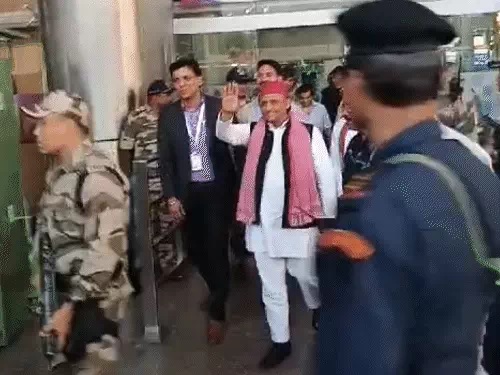 जयपुर एयरपोर्ट पहुंचे समाजवादी पार्टी अध्यक्ष अखिलेश यादव। जयपुर एयरपोर्ट पहुंचे समाजवादी पार्टी अध्यक्ष अखिलेश यादव।