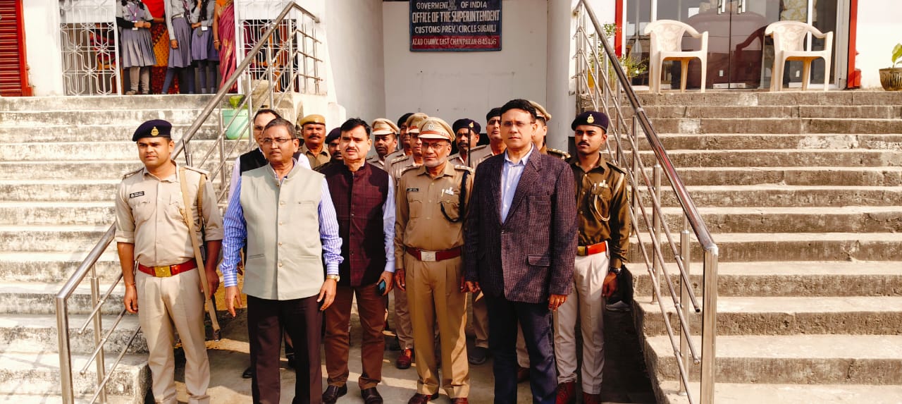 कस्टम कार्यालय का निरीक्षण करते आयुक्त कस्टम कार्यालय का निरीक्षण करते आयुक्त