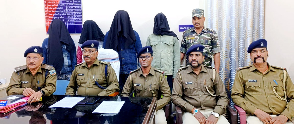 गिरफ्तार लुटेरे एवं जानकारी देते एसडीपीओ सतेंद्र नारायण सिंह गिरफ्तार लुटेरे एवं जानकारी देते एसडीपीओ सतेंद्र नारायण सिंह