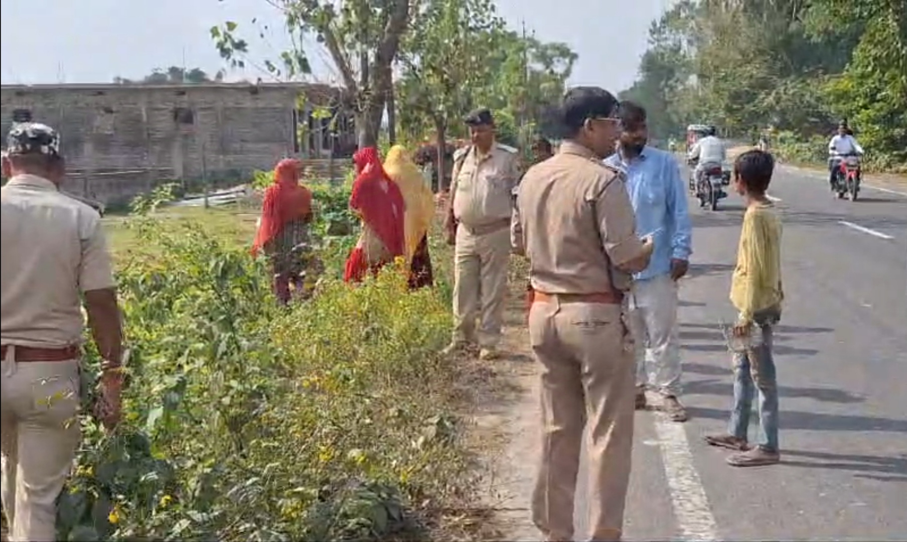 अररिया फोटो:मौके पर पहुंची पुलिस सड़क हादसे की जांच करती अररिया फोटो:मौके पर पहुंची पुलिस सड़क हादसे की जांच करती