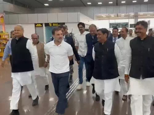 जयपुर एयरपाेर्ट पर कांग्रेस नेताओं के साथ राहुल गांधी। जयपुर एयरपाेर्ट पर कांग्रेस नेताओं के साथ राहुल गांधी।