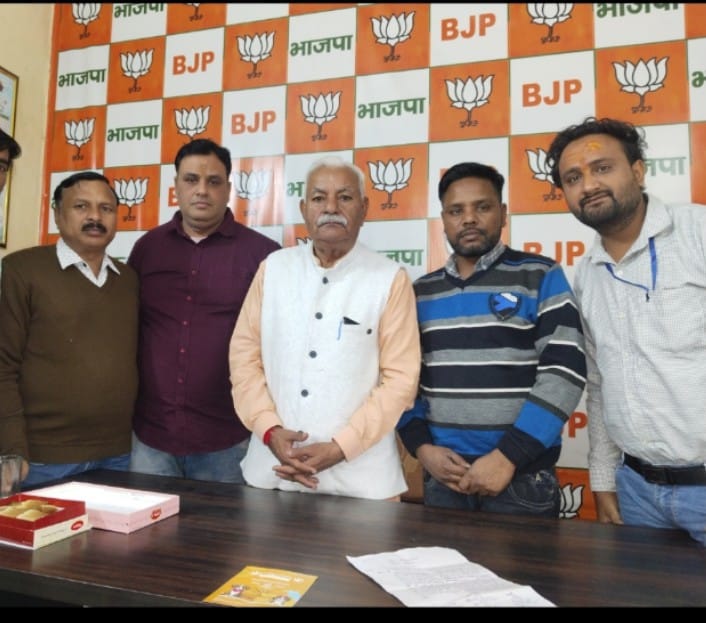 कर्मचारी विधायक घनश्याम दास अरोड़ा के साथ कर्मचारी विधायक घनश्याम दास अरोड़ा के साथ