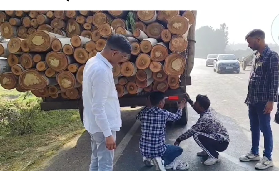 वाहनों पर रिफ्लेक्टर लगाते हुए कर्मी वाहनों पर रिफ्लेक्टर लगाते हुए कर्मी