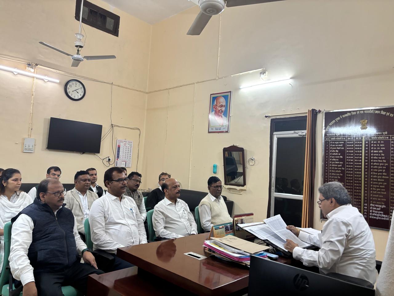 बैठक करते प्रधान जज बैठक करते प्रधान जज