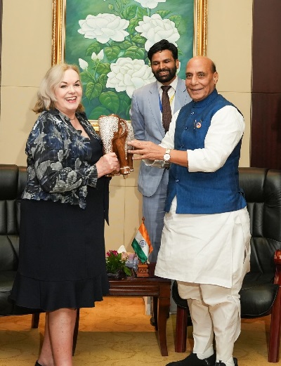 न्यूजीलैंड की रक्षा मंत्री सुश्री जूडिथ कोलिन्स से मुलाकात करते रक्षामंत्री राजनाथ सिंह न्यूजीलैंड की रक्षा मंत्री सुश्री जूडिथ कोलिन्स से मुलाकात करते रक्षामंत्री राजनाथ सिंह