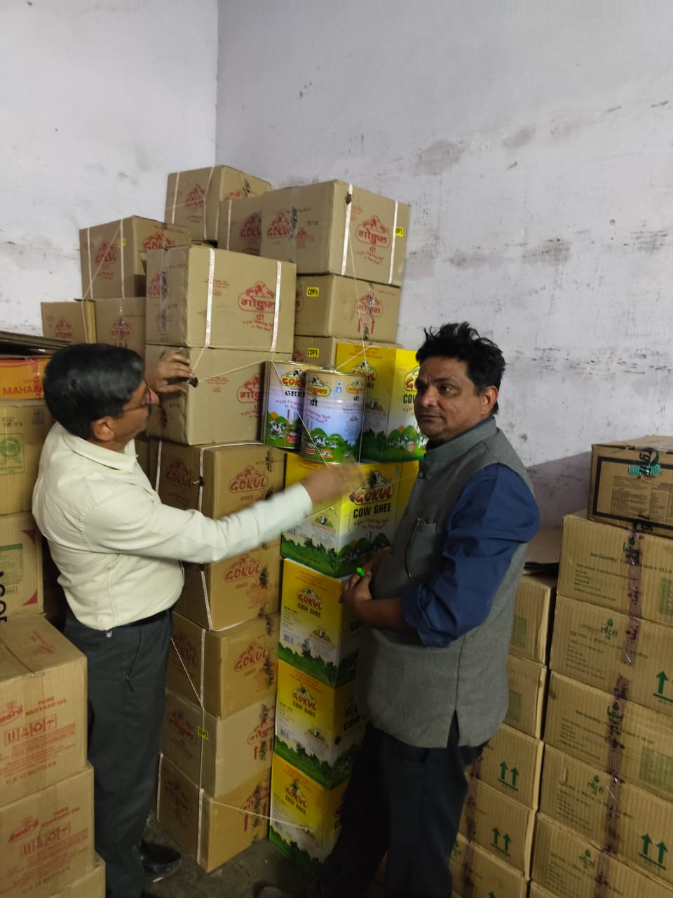 खाद्य सुरक्षा-स्वास्थ्य विभाग के अधिकारियों ने किया 884 लीटर घी सीज खाद्य सुरक्षा-स्वास्थ्य विभाग के अधिकारियों ने किया 884 लीटर घी सीज