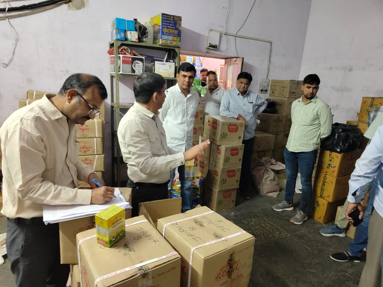 खाद्य सुरक्षा-स्वास्थ्य विभाग के अधिकारियों ने किया 884 लीटर घी सीज खाद्य सुरक्षा-स्वास्थ्य विभाग के अधिकारियों ने किया 884 लीटर घी सीज