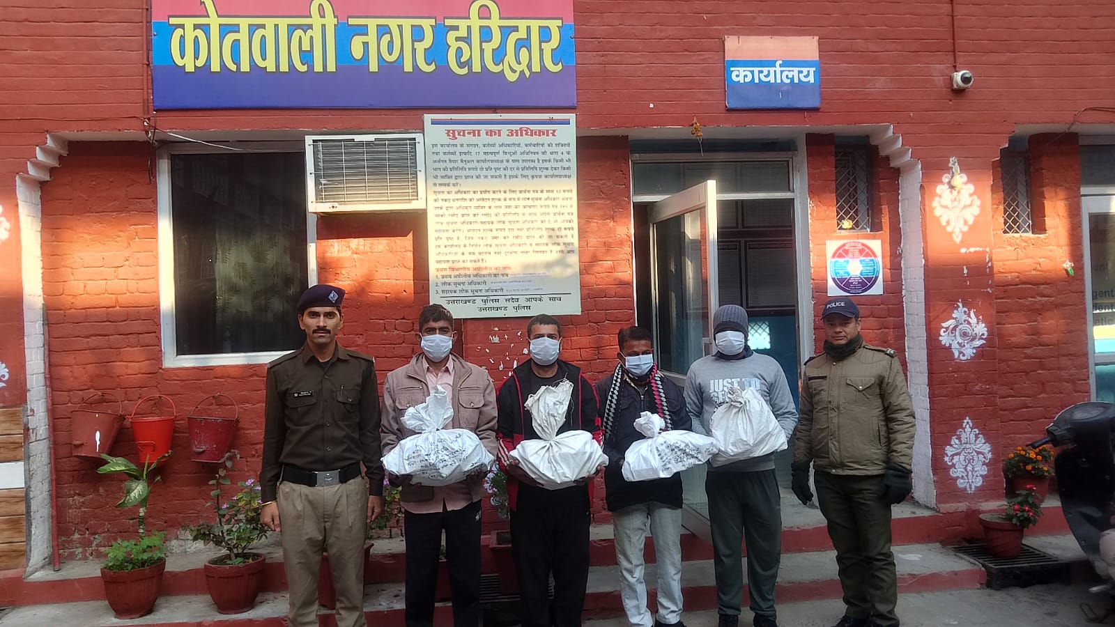 गिरफ्तार नशा तस्कर गिरफ्तार नशा तस्कर