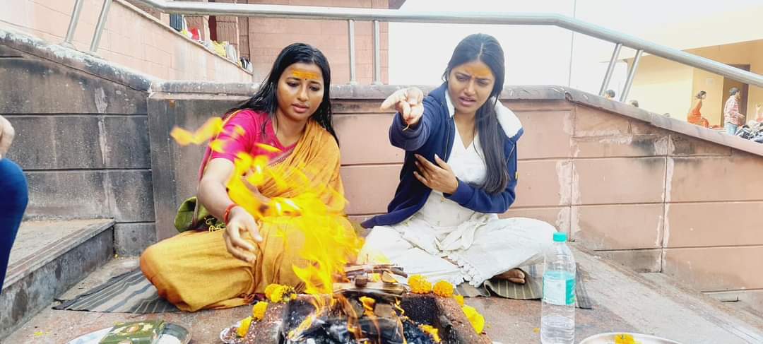 महाकाल दरबार में पूजा करती अंबा प्रसाद महाकाल दरबार में पूजा करती अंबा प्रसाद