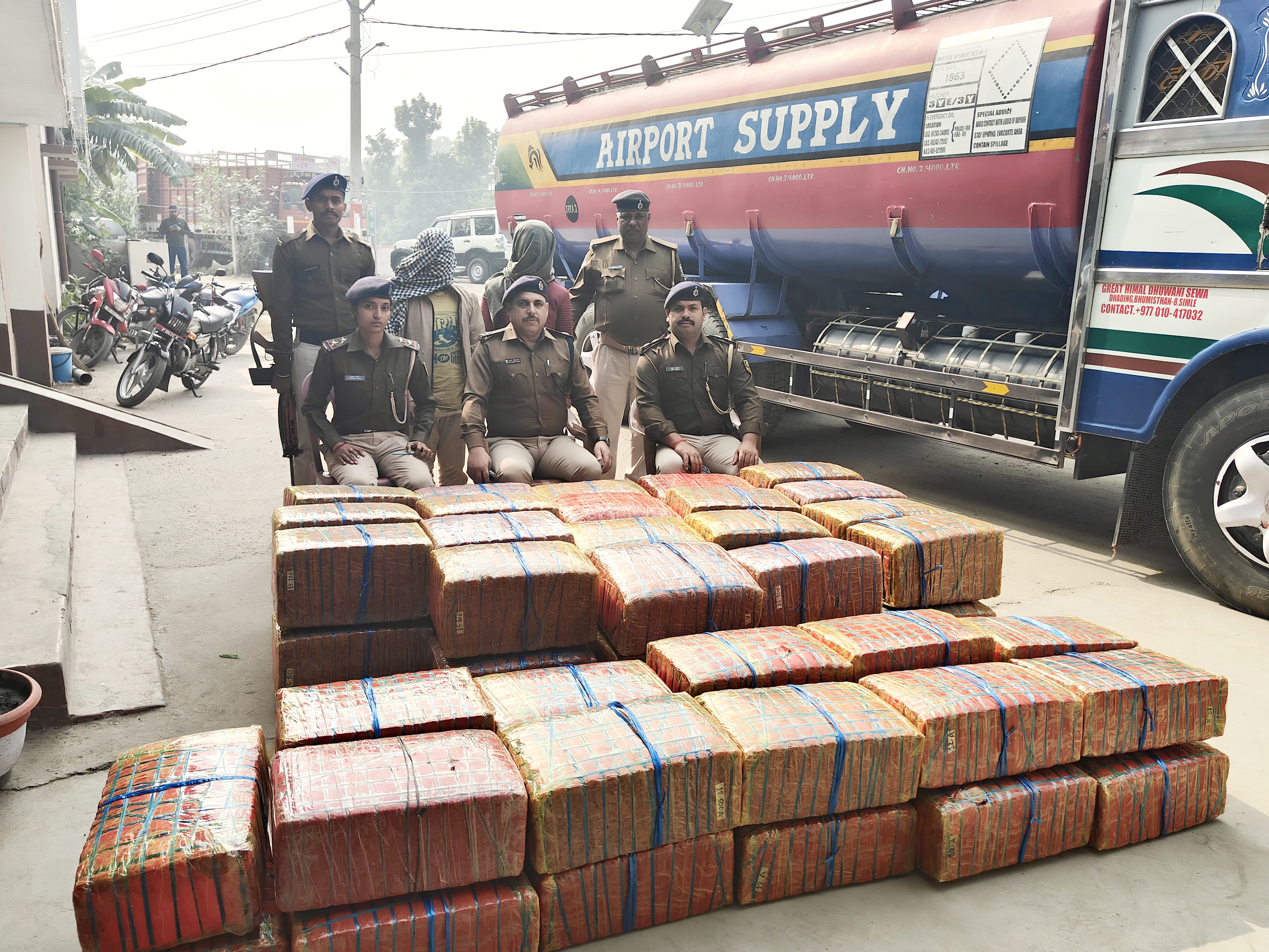 बरामद गांजा, टेंकर व गिरफ्तार नेपाली नागरिक के साथ पुलिस टीम बरामद गांजा, टेंकर व गिरफ्तार नेपाली नागरिक के साथ पुलिस टीम
