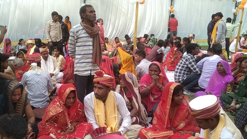नव वर-वधुओं को आशीर्वाद देते विधायक