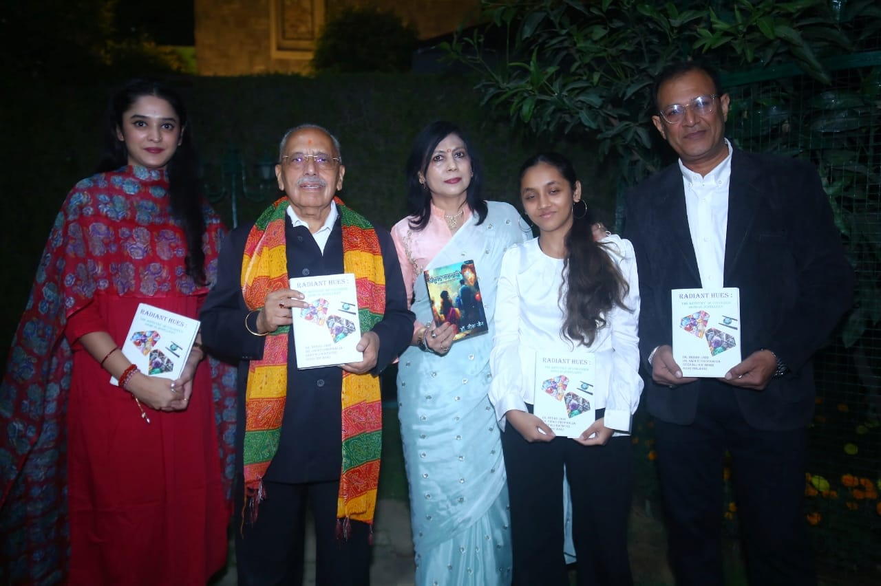 रेडियंट ह्यूज़: द आर्टिस्ट्री ऑफ़ कलर्ड जेम्स इन ज्वेलरी पुस्तक का हुआ विमोचन रेडियंट ह्यूज़: द आर्टिस्ट्री ऑफ़ कलर्ड जेम्स इन ज्वेलरी पुस्तक का हुआ विमोचन
